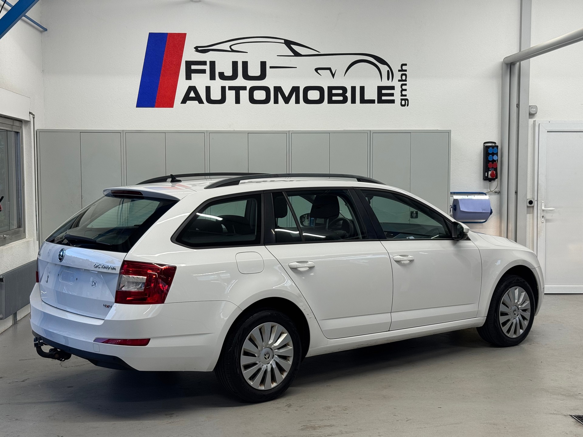 SKODA Octavia Combi 1.6 TDI Ambition 4x4-image-3