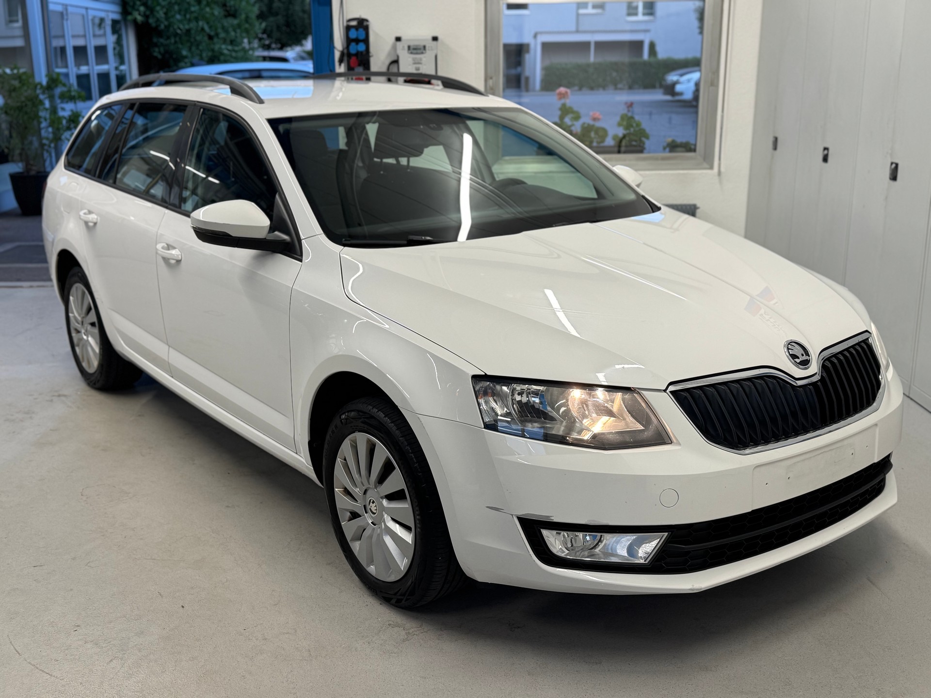 SKODA Octavia Combi 1.6 TDI Ambition 4x4-image-2
