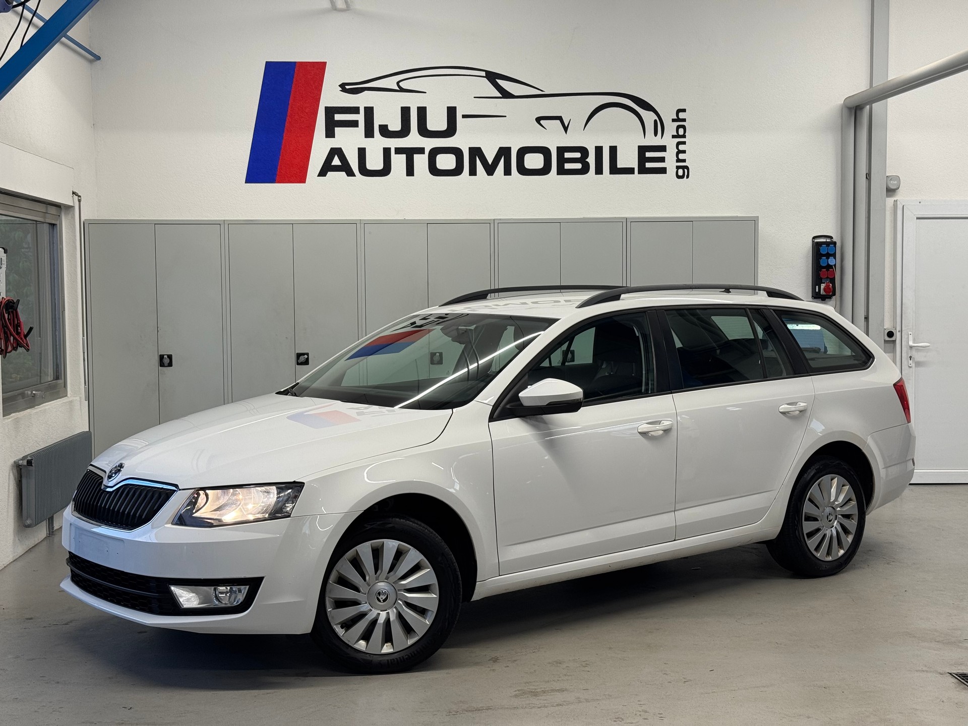 SKODA Octavia Combi 1.6 TDI Ambition 4x4-image-0