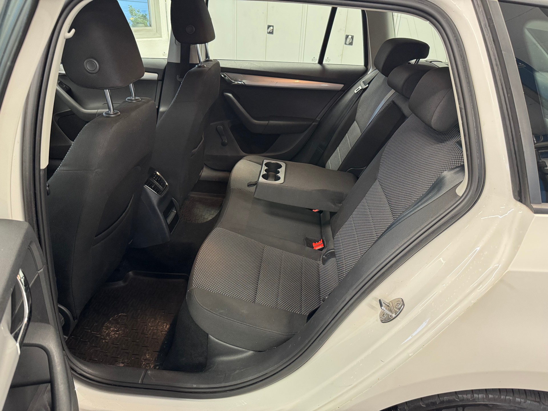 SKODA Octavia Combi 1.6 TDI Ambition 4x4-image-11