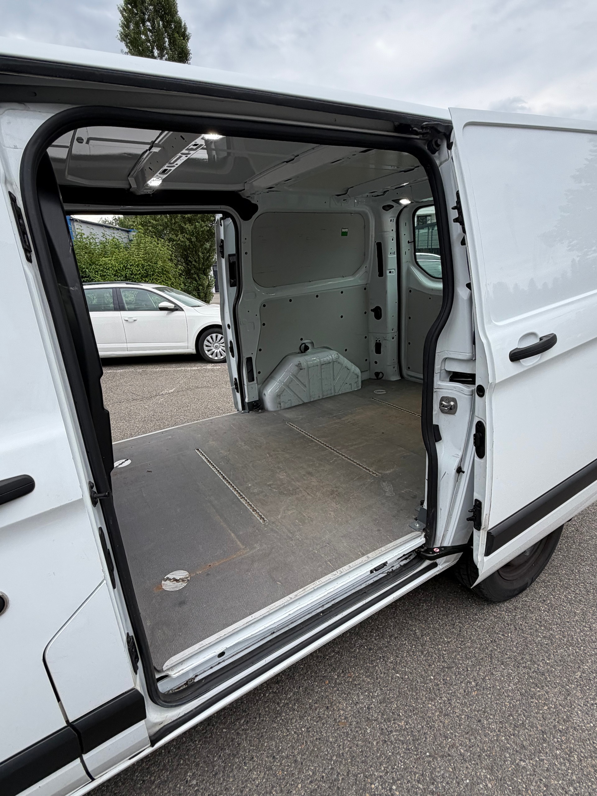 FORD Transit Custom Van 280 L1H1 Trend A-image-6