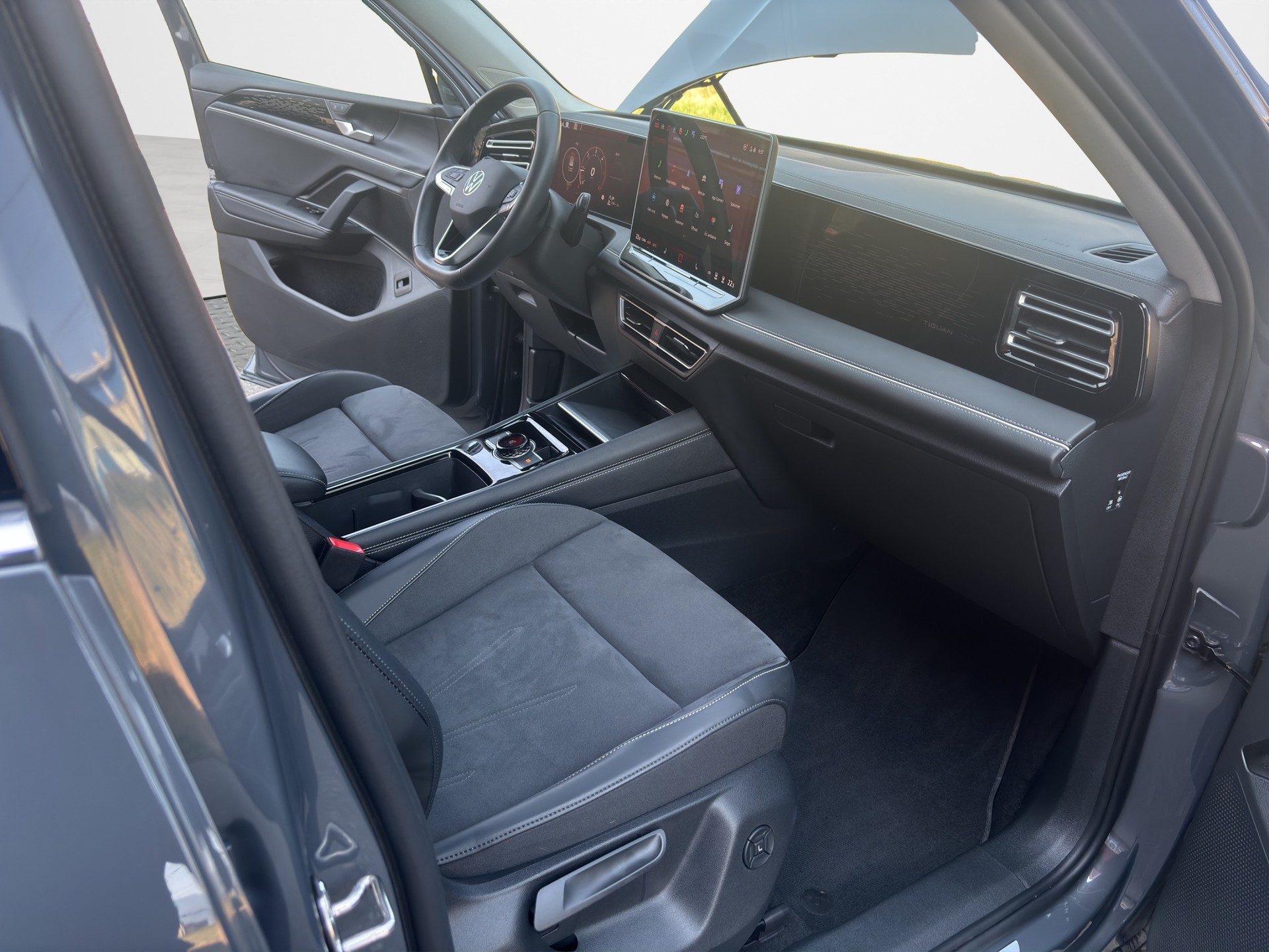 VW Tiguan 2.0 TDI SCR Elegance 4Motion DSG-image-13