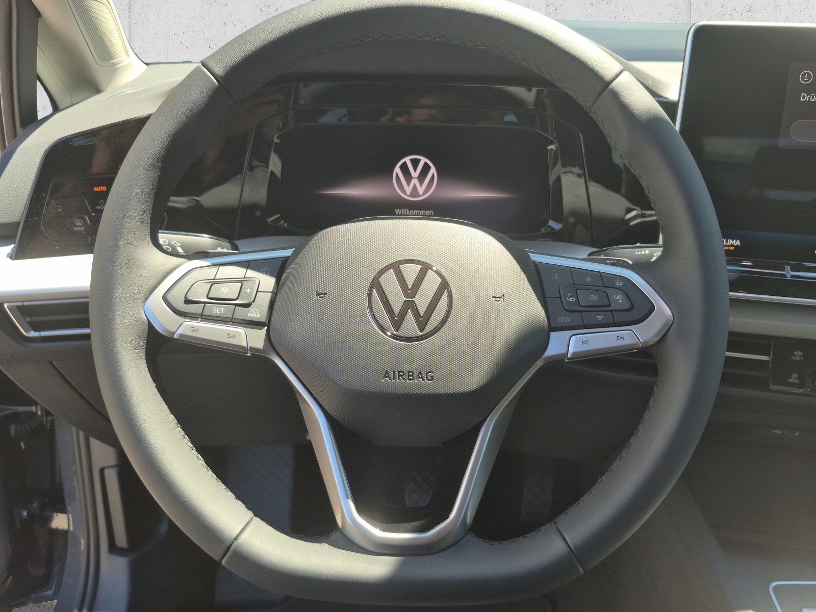 VW Golf 1.5 e TSI mHEV United DSG-image-9