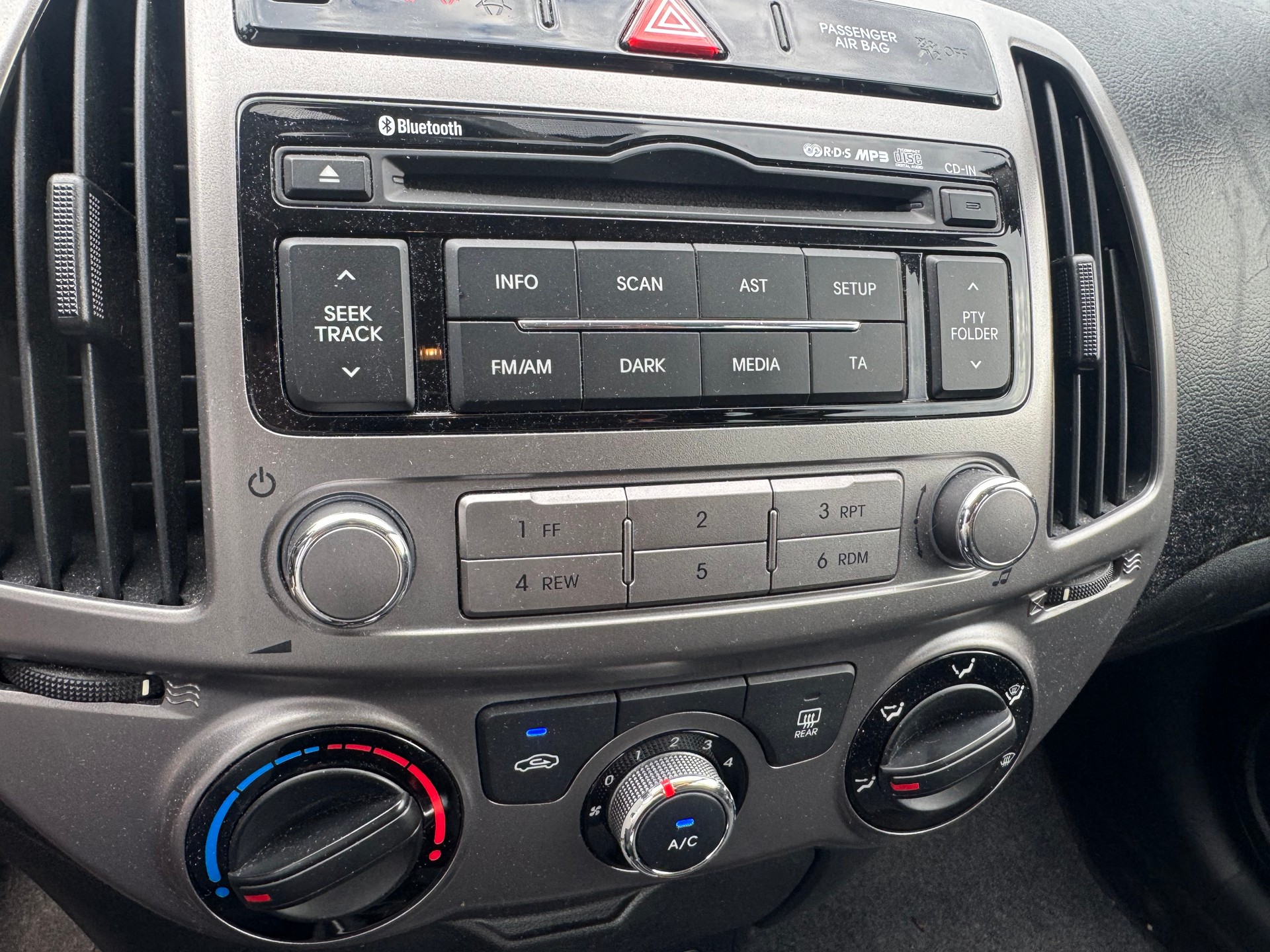 HYUNDAI i20 1.4 Premium-image-5