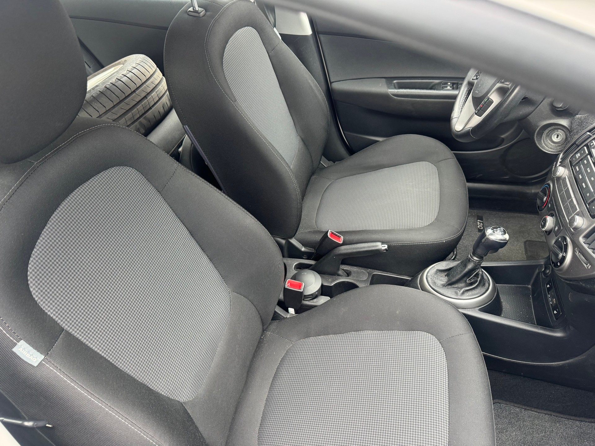 HYUNDAI i20 1.4 Premium-image-4