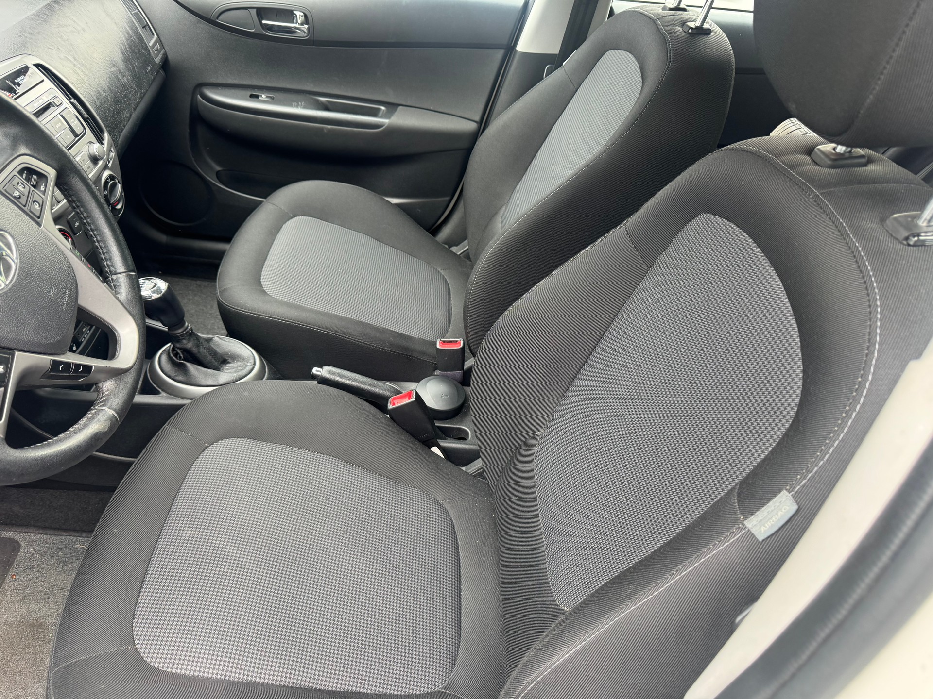 HYUNDAI i20 1.4 Premium-image-3