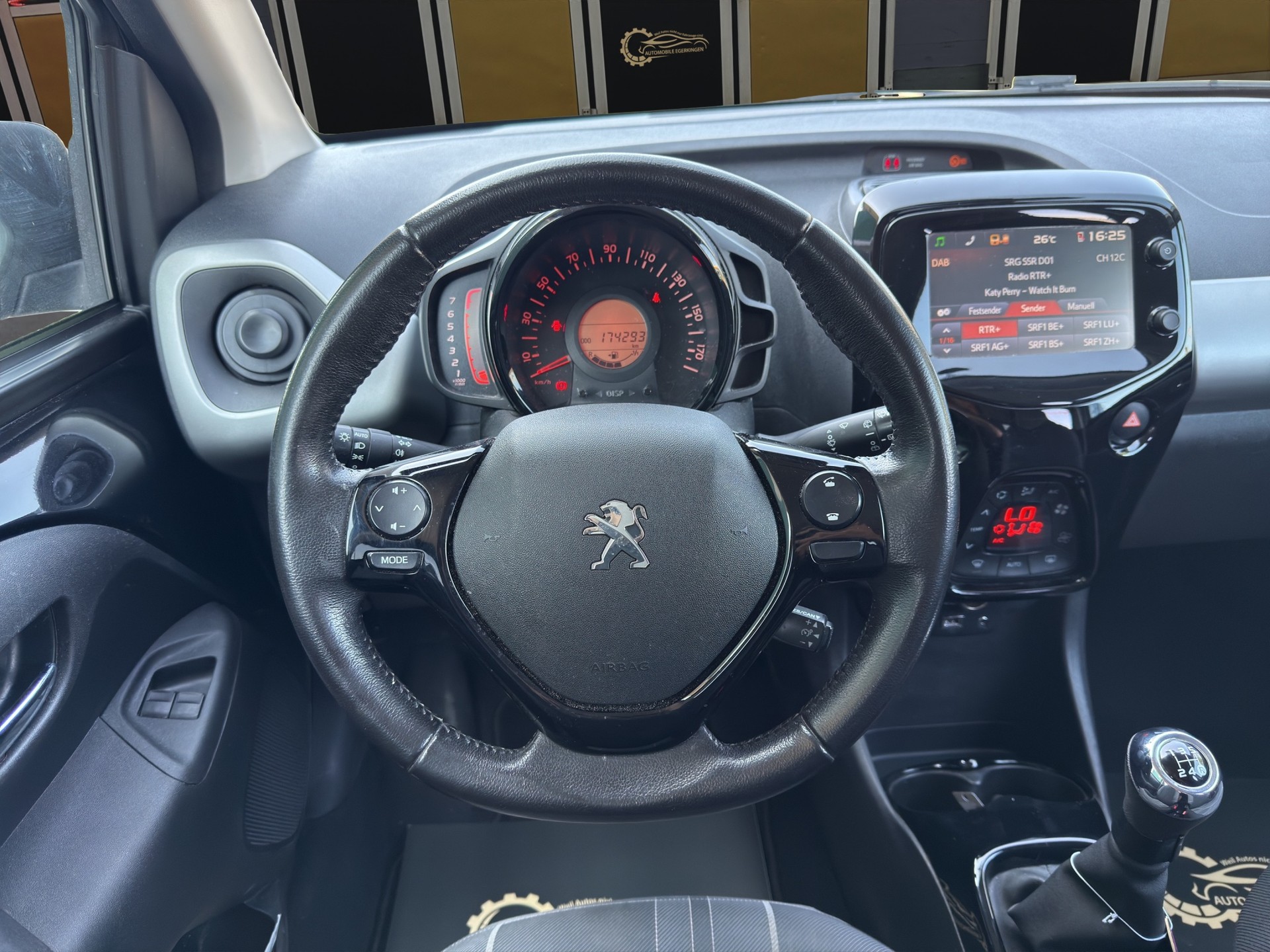 PEUGEOT 108 1.2 VTi Allure-image-11