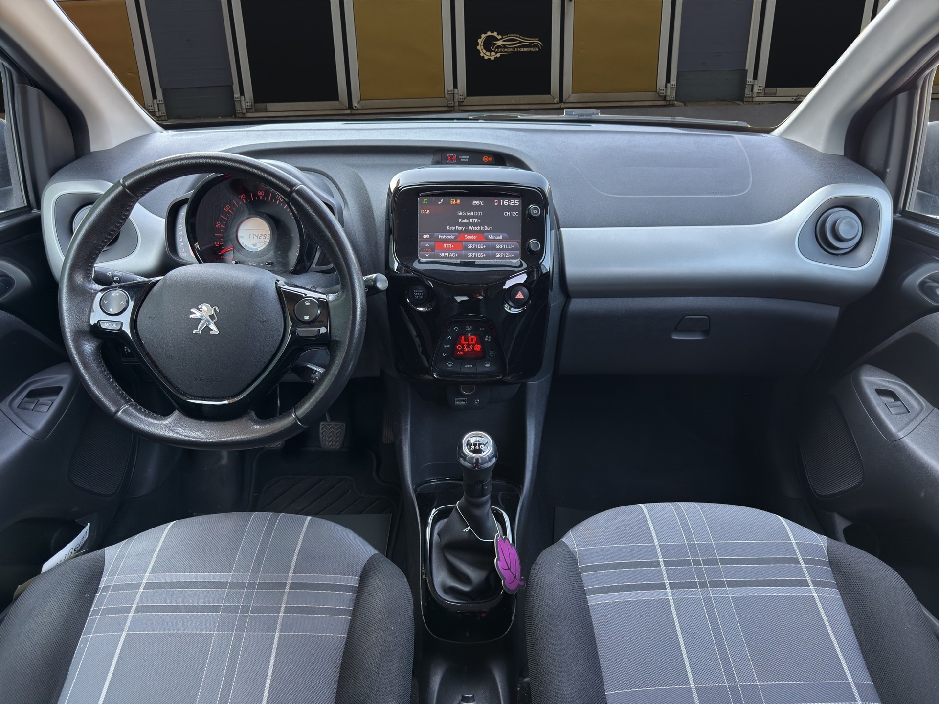 PEUGEOT 108 1.2 VTi Allure-image-10