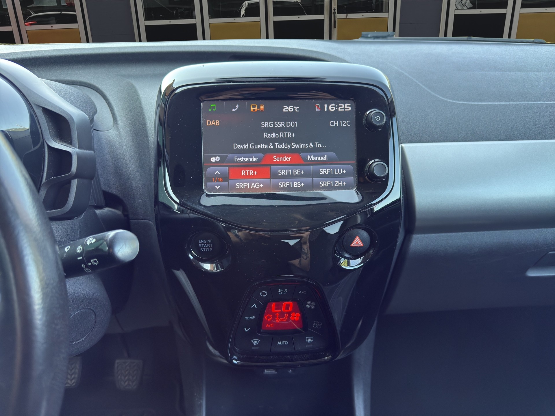 PEUGEOT 108 1.2 VTi Allure-image-14