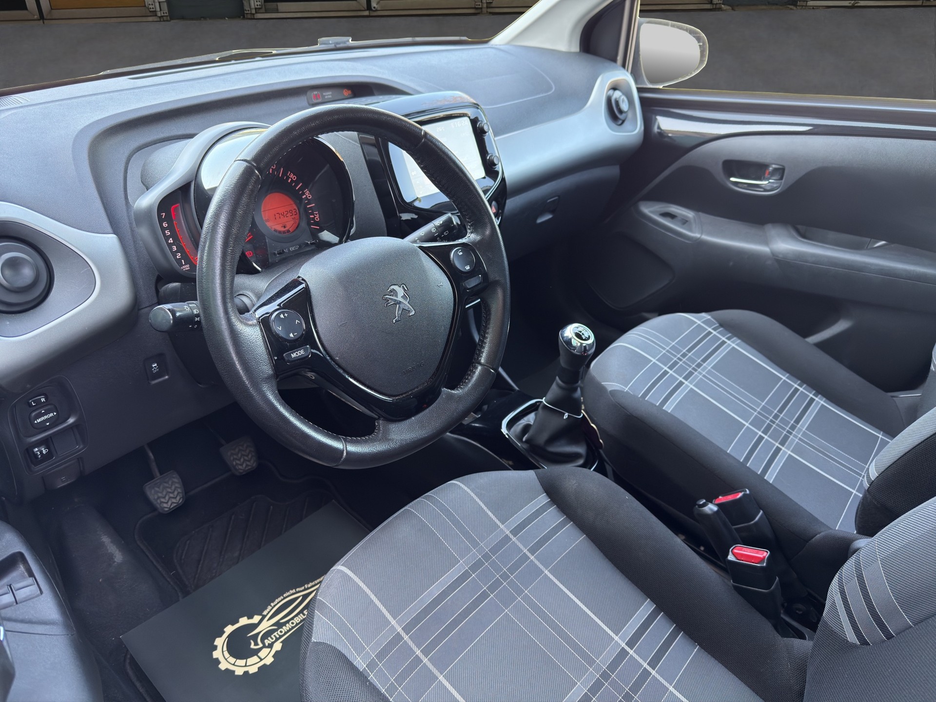 PEUGEOT 108 1.2 VTi Allure-image-8