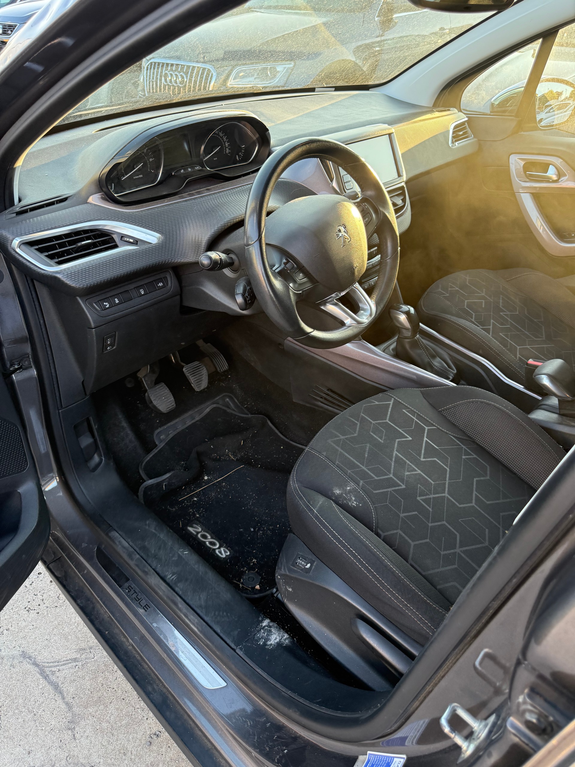 PEUGEOT 2008 1.2 VTI Style-image-12