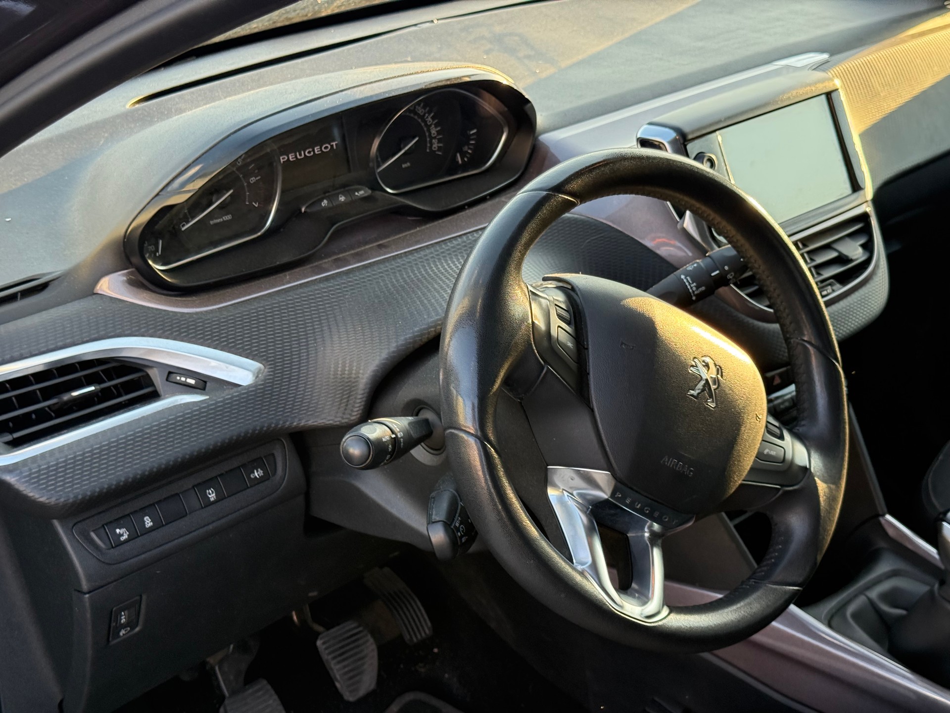 PEUGEOT 2008 1.2 VTI Style-image-8