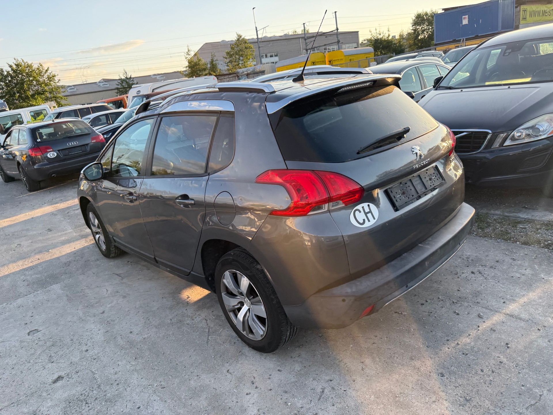 PEUGEOT 2008 1.2 VTI Style-image-5