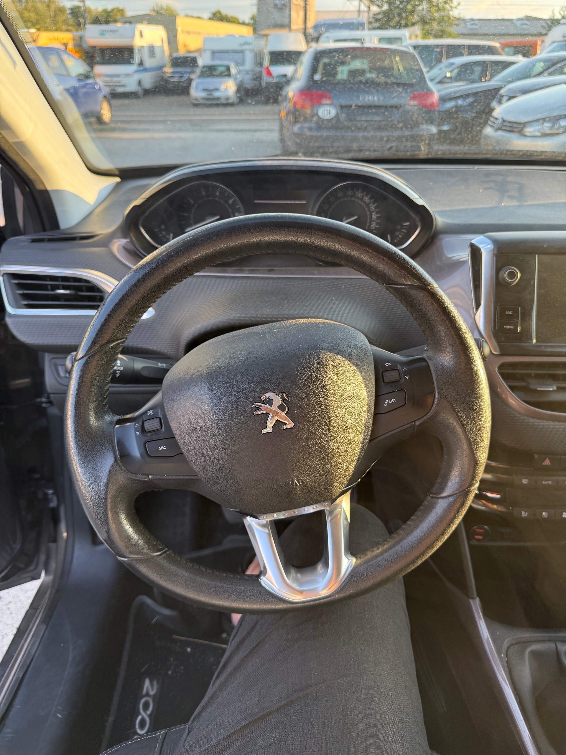 PEUGEOT 2008 1.2 VTI Style-image-11
