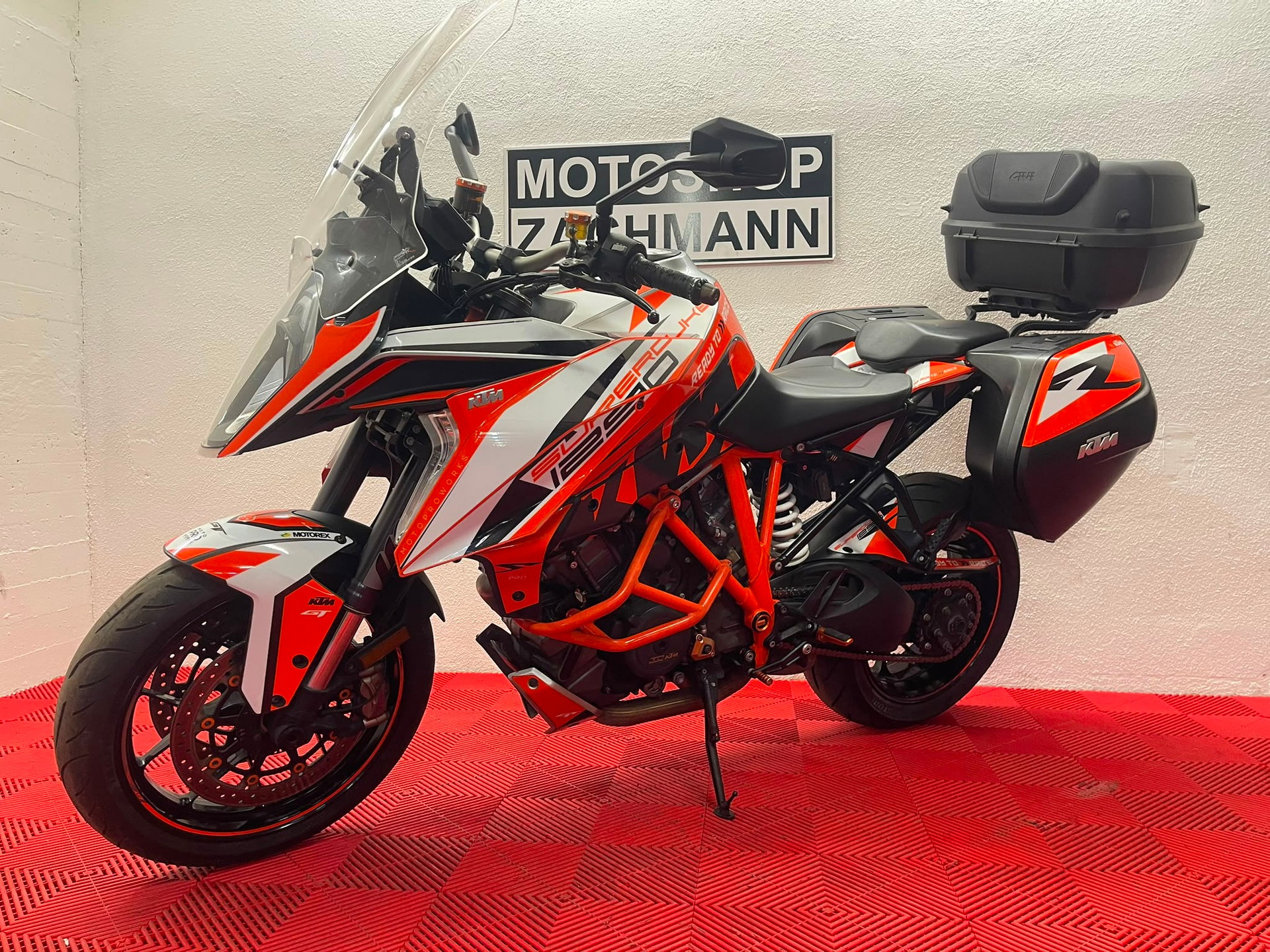 KTM 1290 Super Duke GT-showroom-element-1