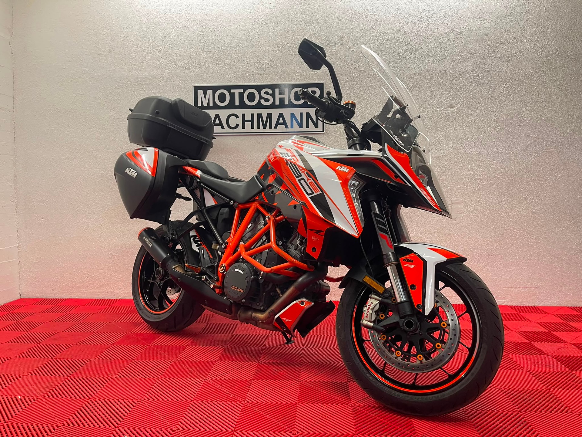 KTM 1290 Super Duke GT-showroom-element-2