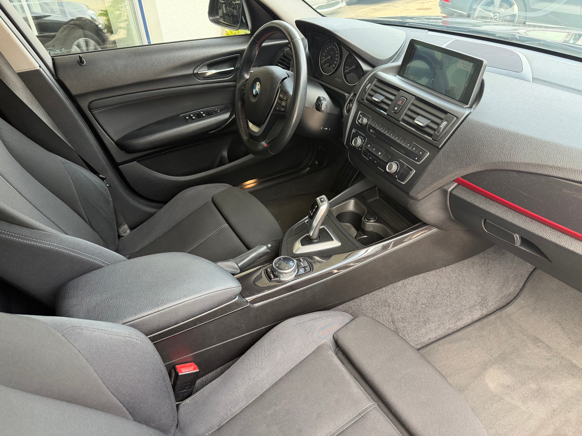 BMW 116i Sport Line Steptronic-image-9
