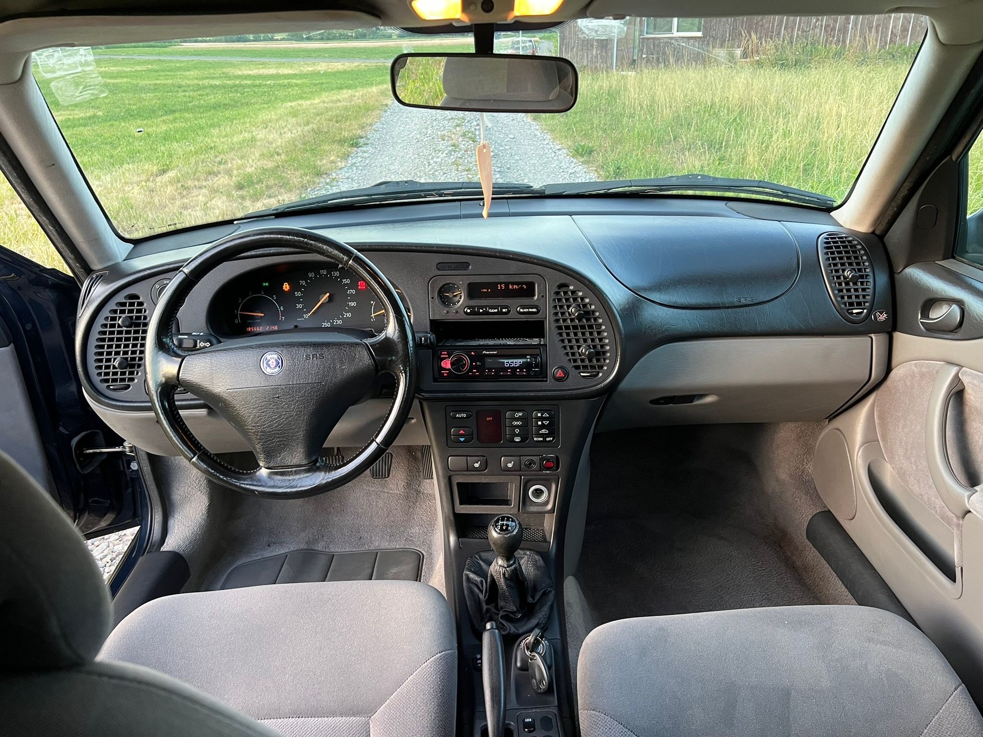 SAAB 900 2.0i-16-image-5