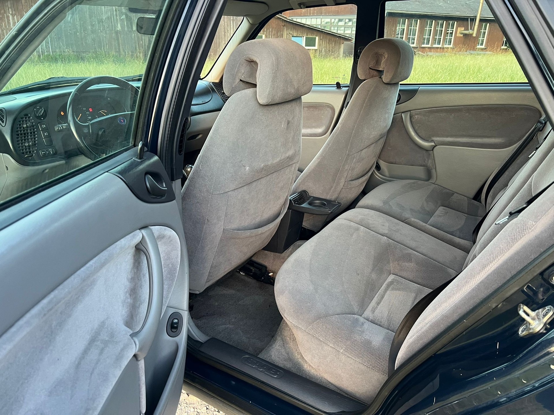 SAAB 900 2.0i-16-image-7