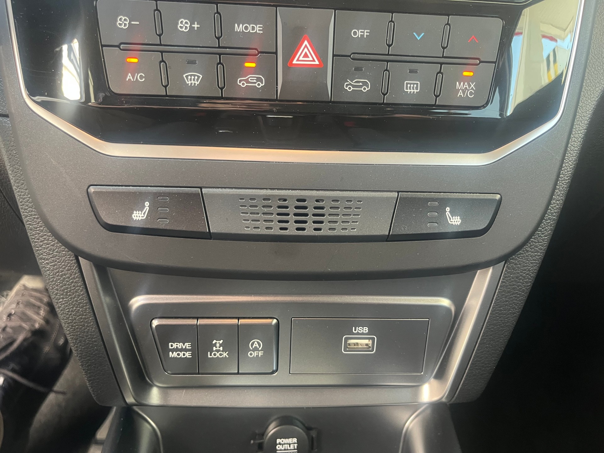 KGM-SsangYong Tivoli 1.5 T GDI Platinum 4WD Automat-image-14