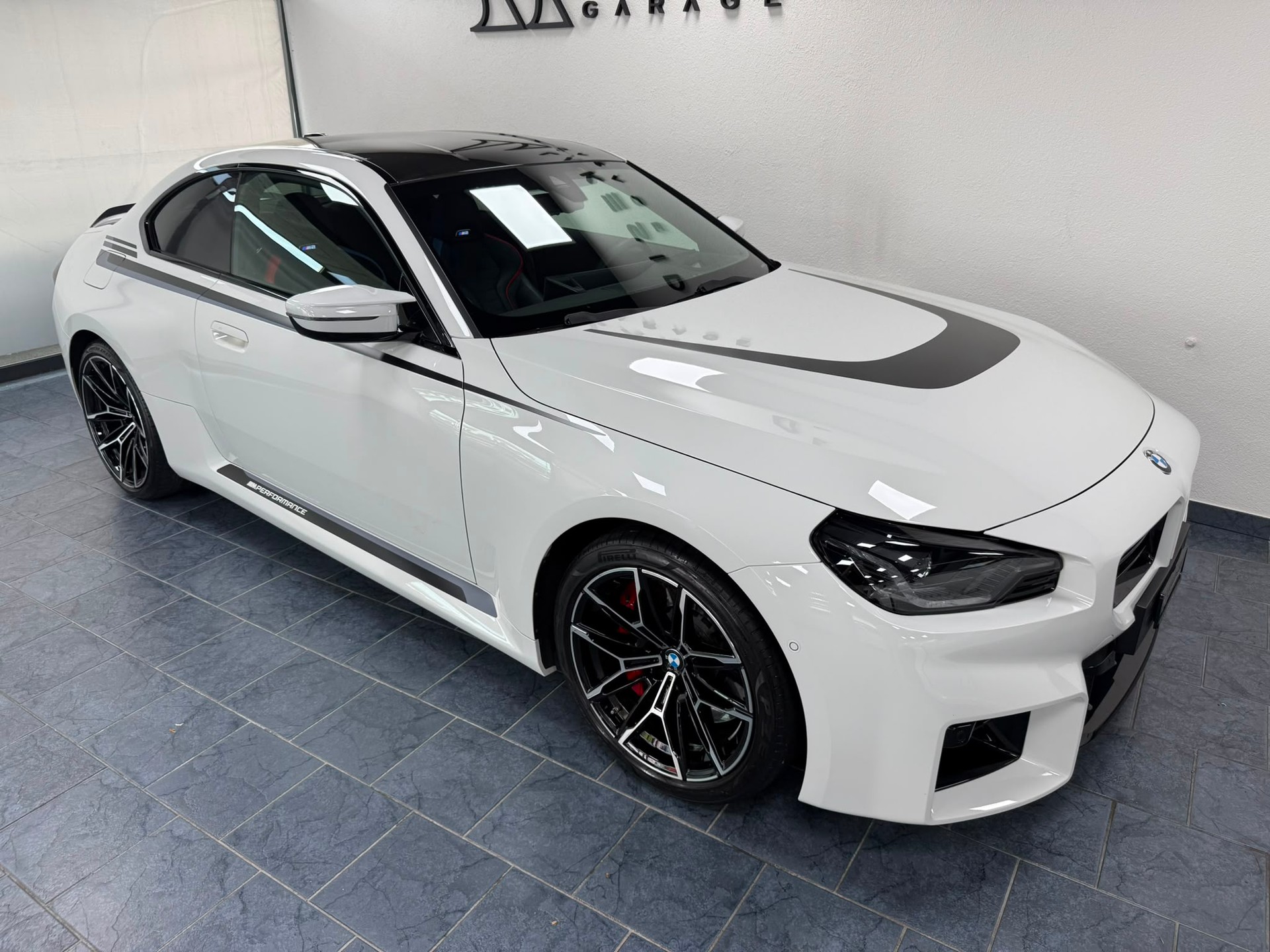 BMW M2 Steptronic-showroom-element-2