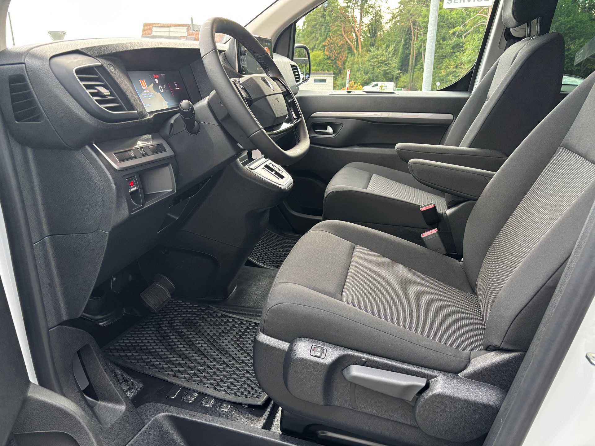 PEUGEOT Traveller Family Edition Standard EAT8-image-11