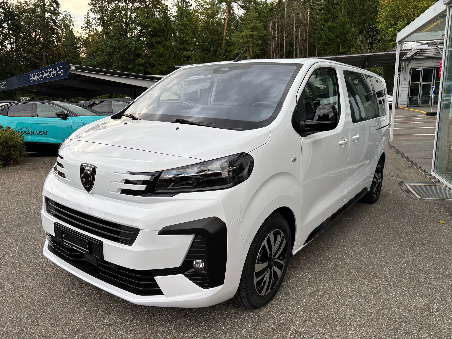 PEUGEOT Traveller Family Edition Standard EAT8-image-1