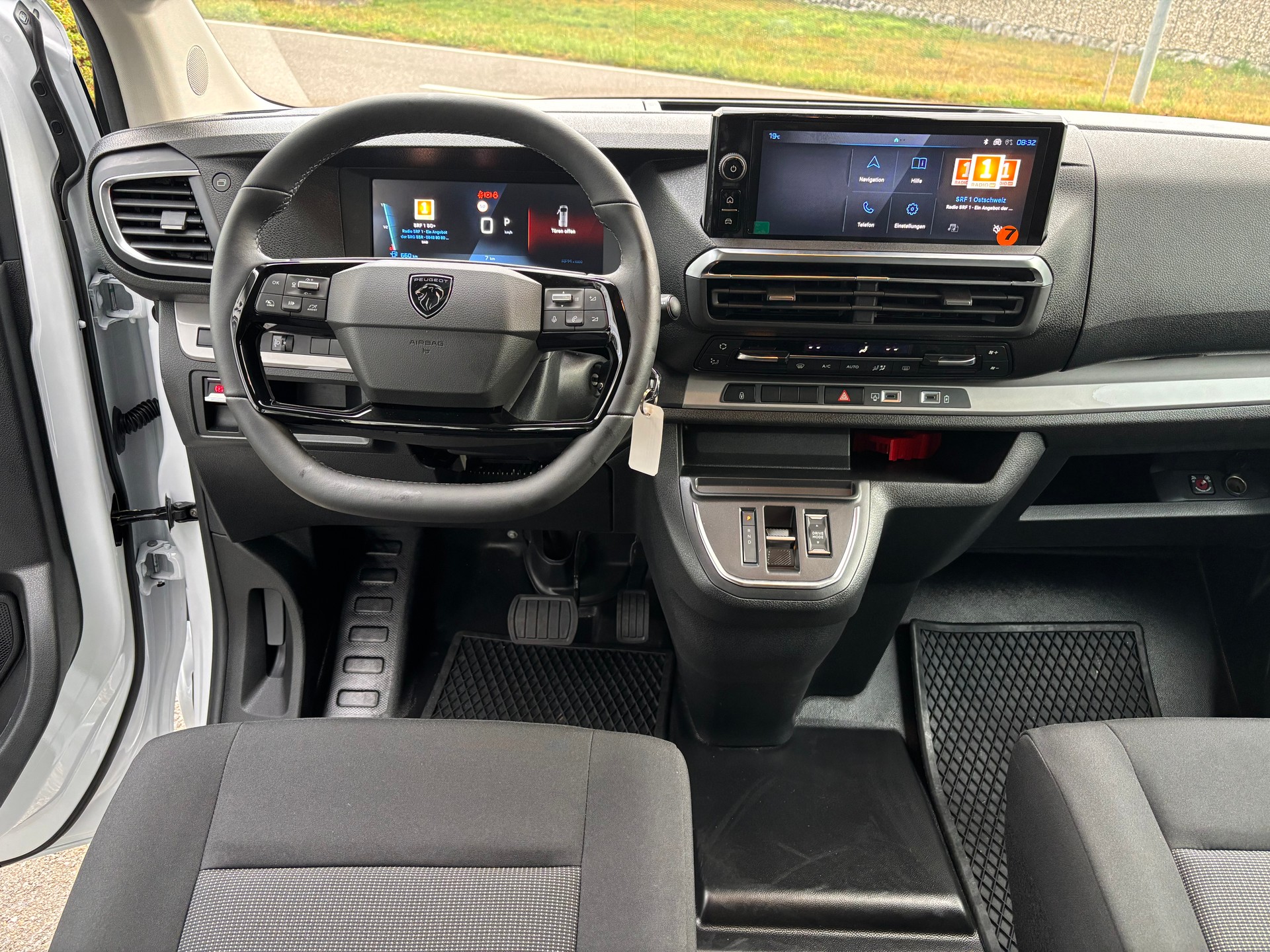PEUGEOT Traveller Family Edition Standard EAT8-image-10