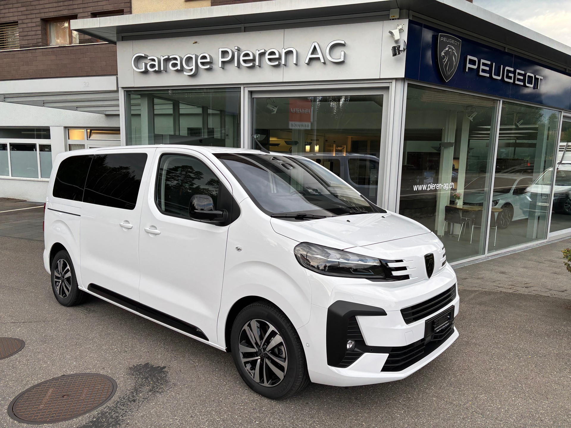 PEUGEOT Traveller Family Edition Standard EAT8-image-0