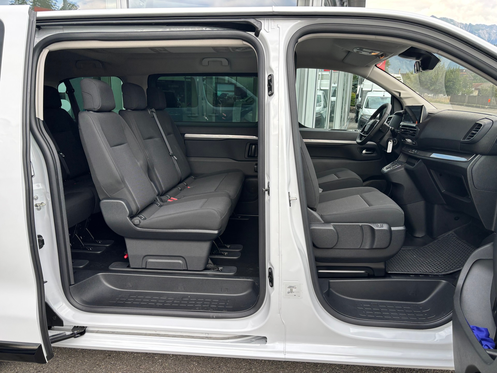 PEUGEOT Traveller Family Edition Standard EAT8-image-6