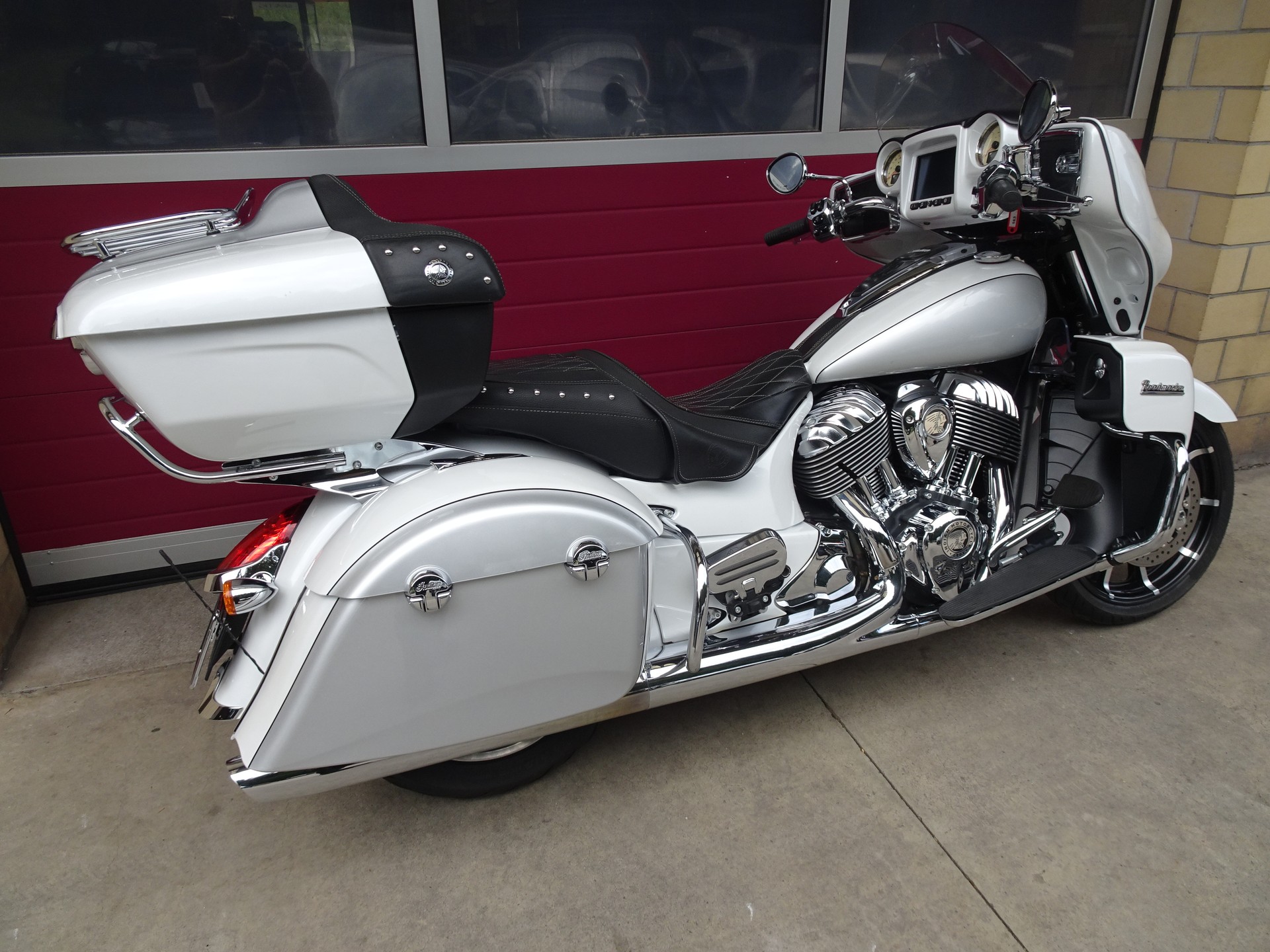 INDIAN Roadmaster-showroom-element-3