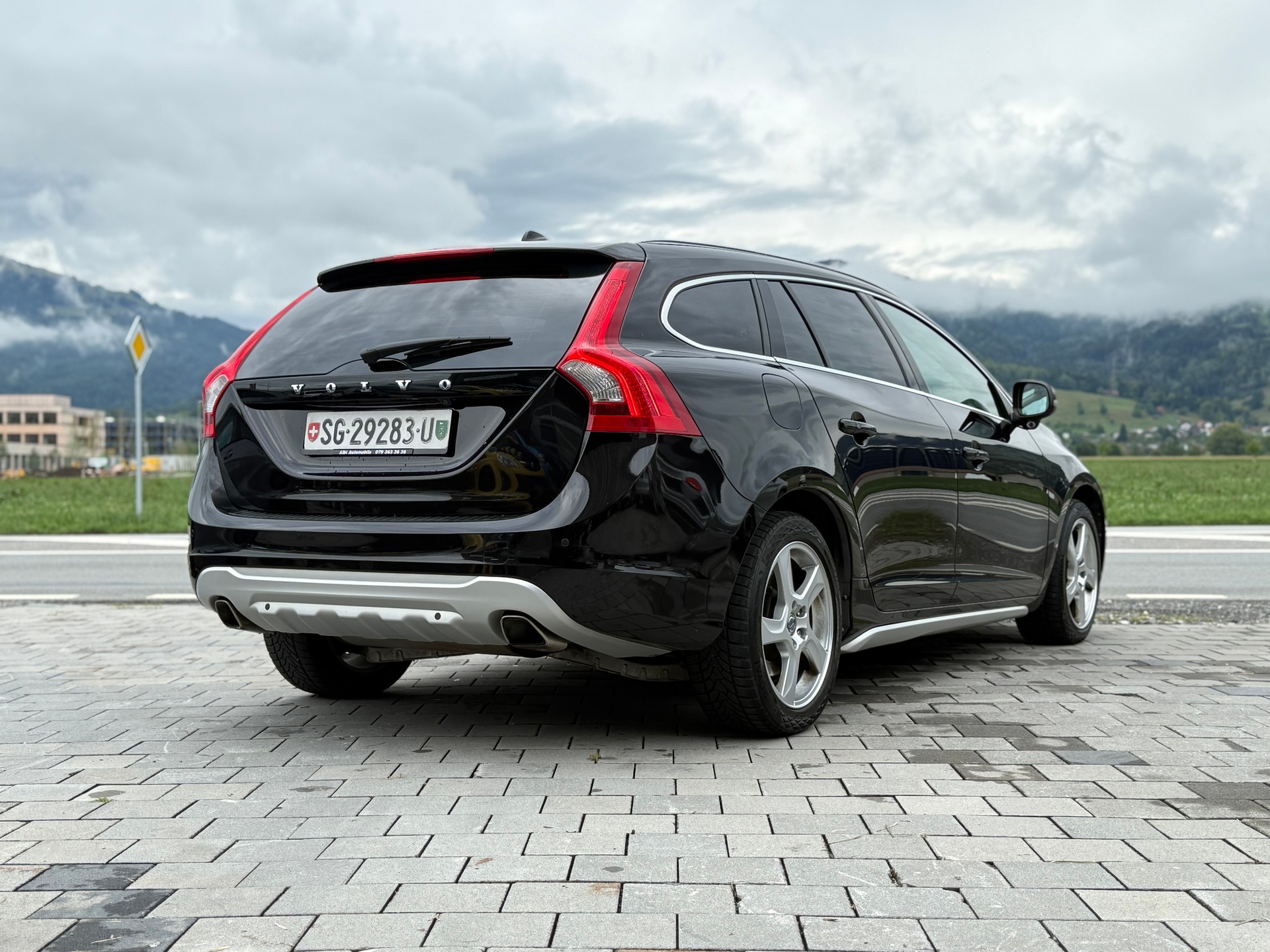 VOLVO V60 D5 AWD Summum Geartronic-image-5