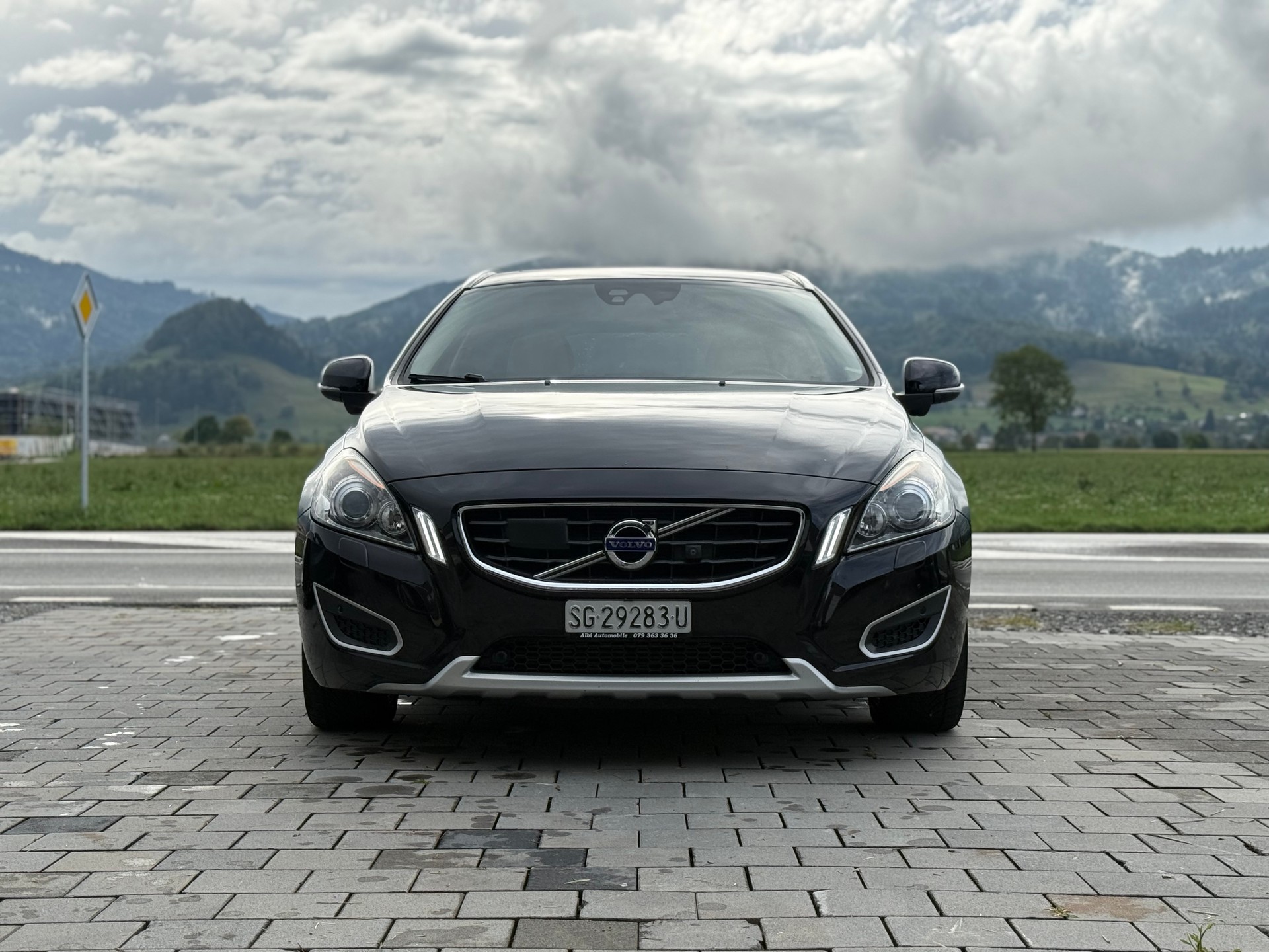 VOLVO V60 D5 AWD Summum Geartronic-image-2