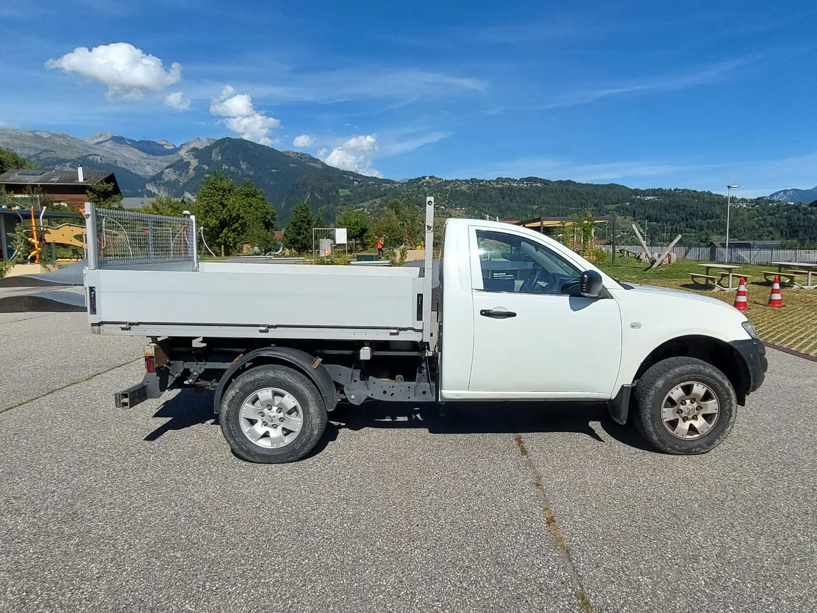 MITSUBISHI 2.5 DID 136 4x4 Inform-image-1