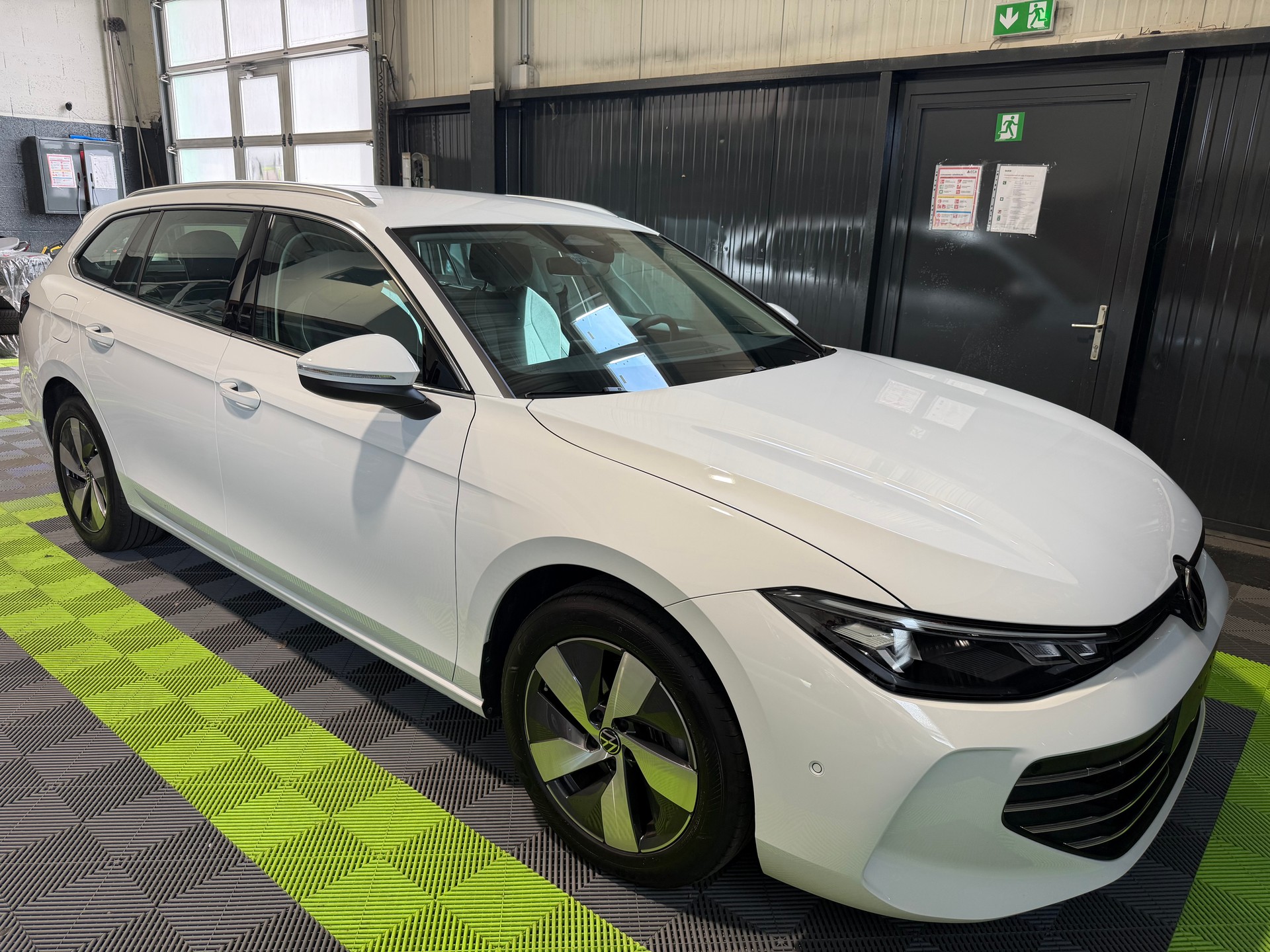VW Passat Variant 1.5 eTSI evo2 Business DSG-image-2