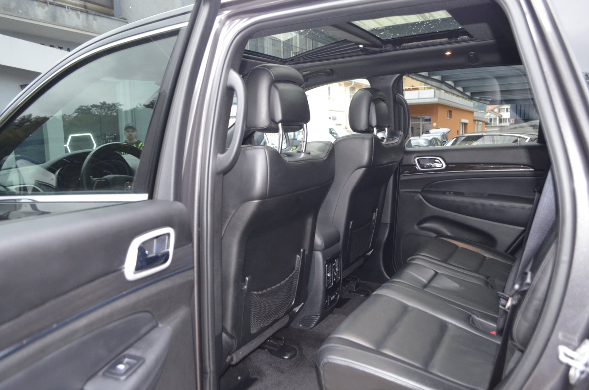 JEEP Grand Cherokee 3.0 CRD Overland Automatic-image-8