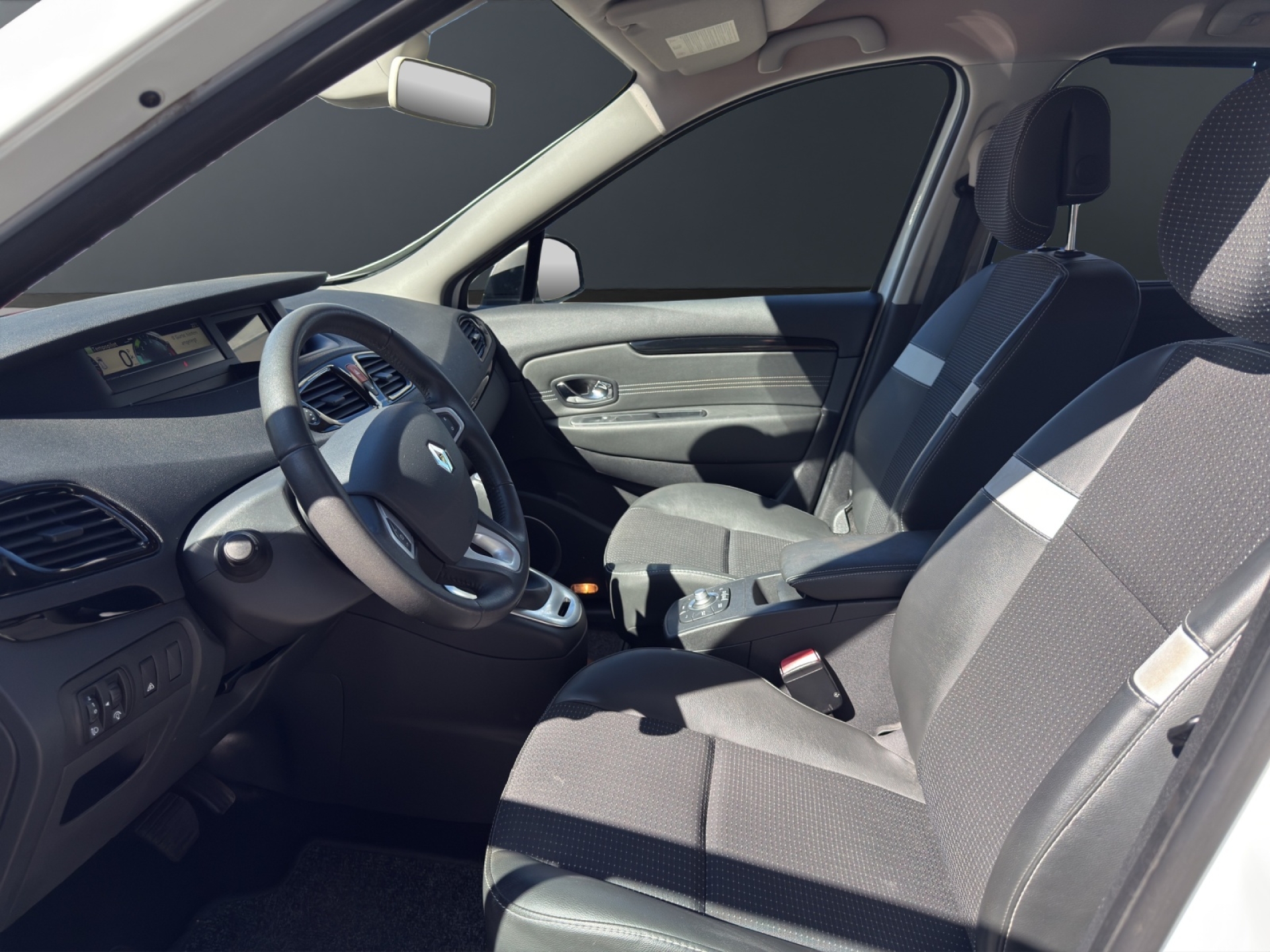 RENAULT Scénic 2.0 16V Dynamique CVT-image-6
