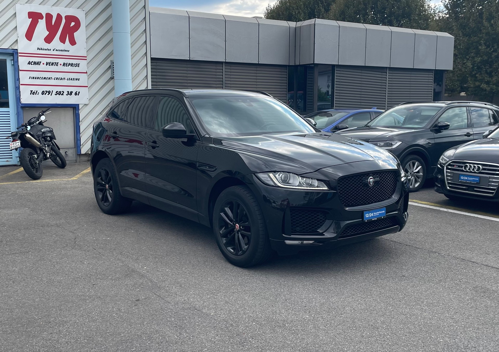 JAGUAR F-Pace 25t 2.0 R-Sport AWD Automatik-image-2