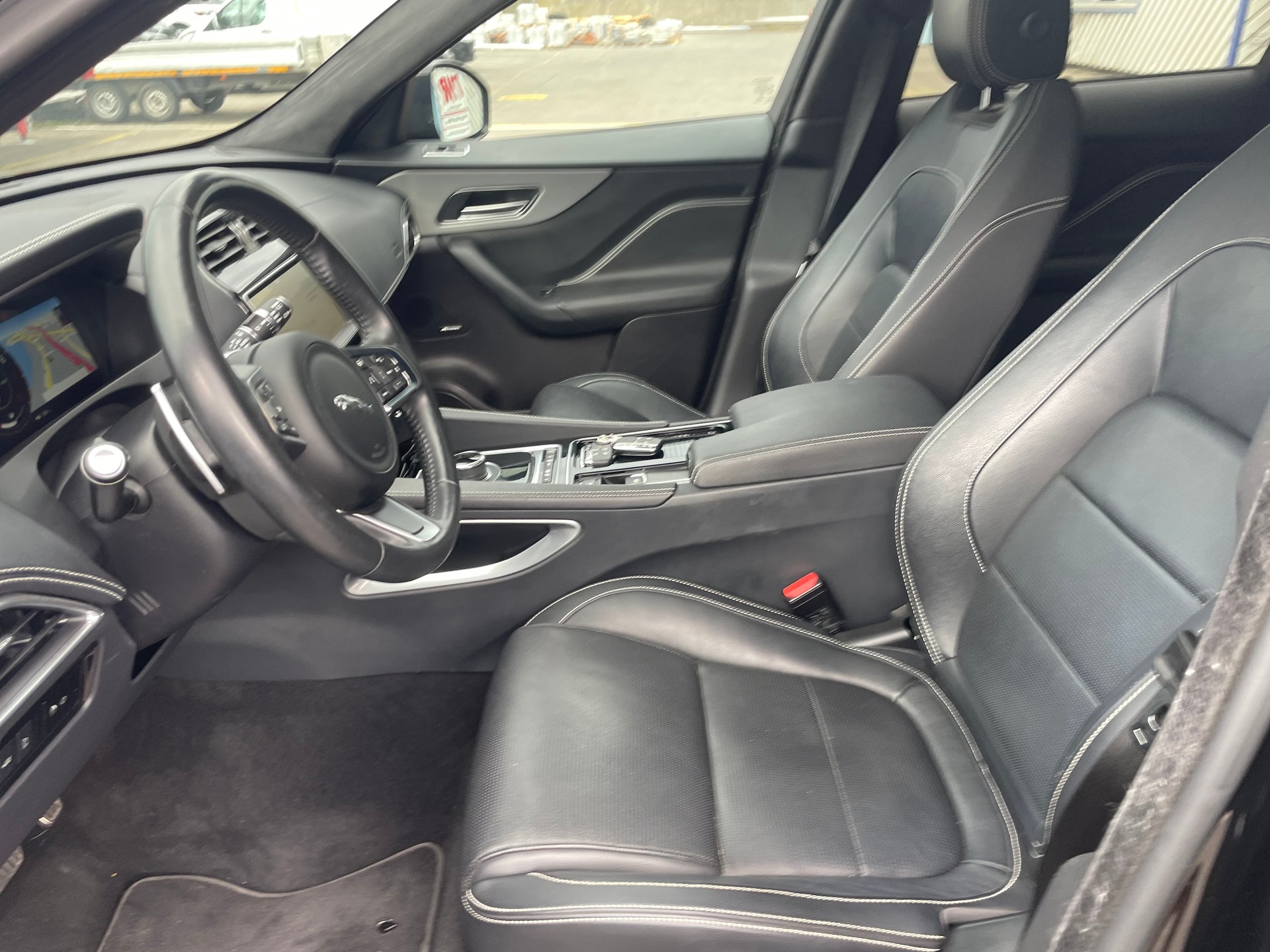 JAGUAR F-Pace 25t 2.0 R-Sport AWD Automatik-image-9