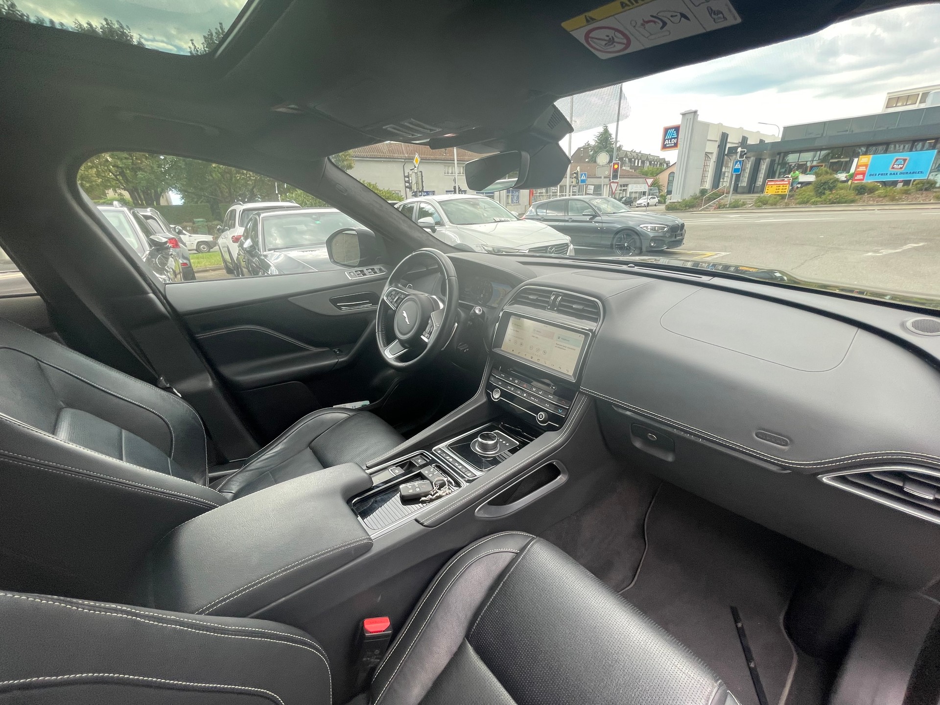 JAGUAR F-Pace 25t 2.0 R-Sport AWD Automatik-image-8