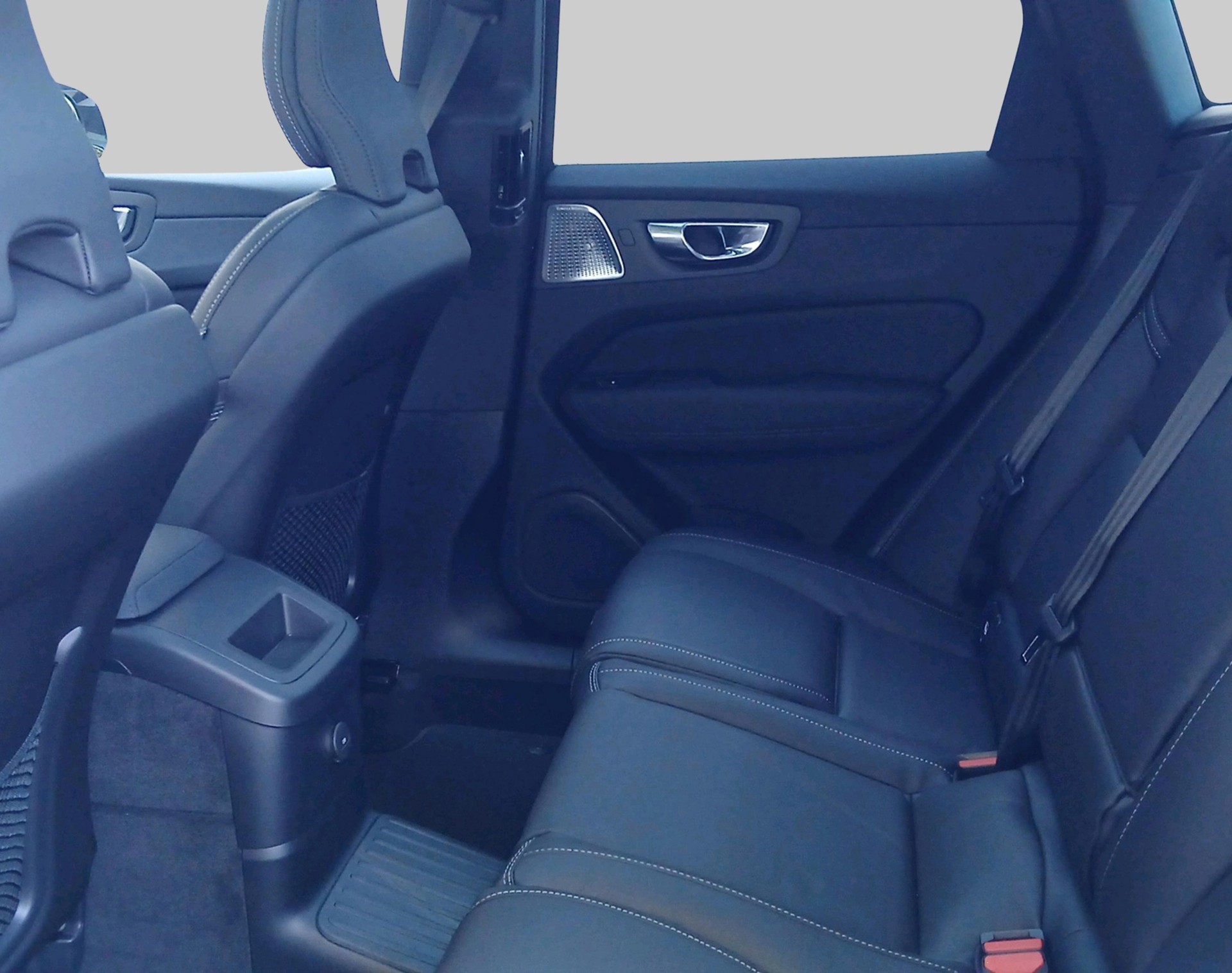 VOLVO XC60 2.0 T8 TE Ultra Dark eAWD-showroom-element-3