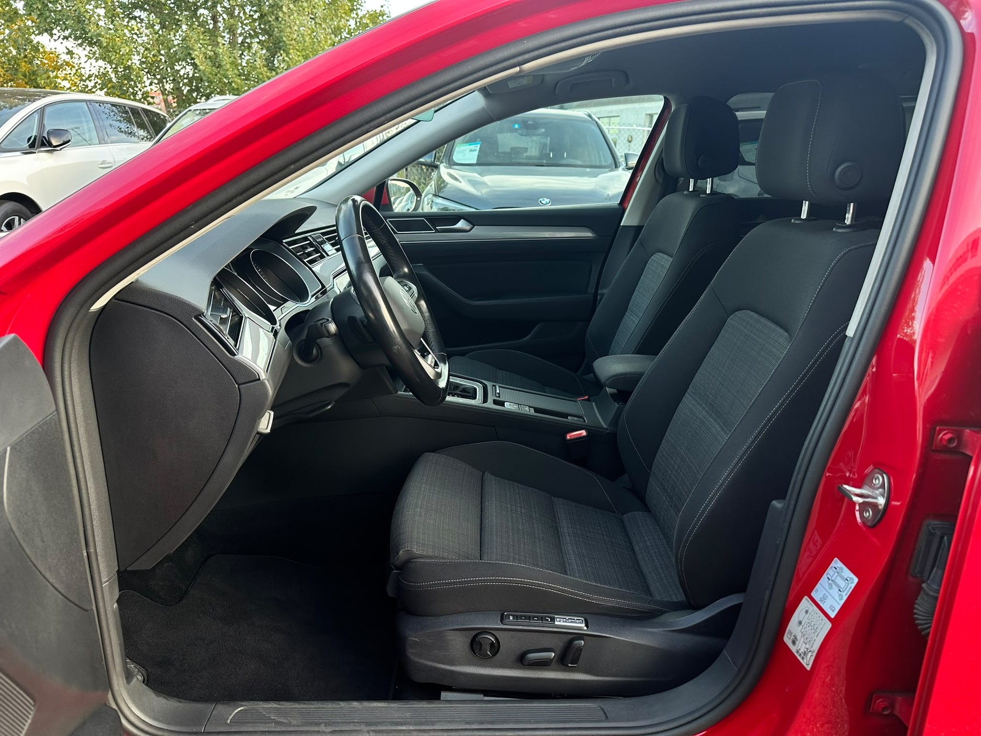 VW Passat 2.0 TDI BMT Business 4Motion DSG * CH-Fahrzeug * Frisch ab MFK *-image-6