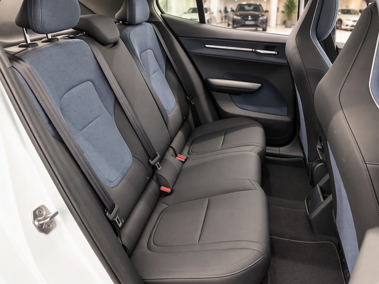 VOLVO EX30 E60 Twin Ultra Performance 428 PS / Swiss Edition-image-6