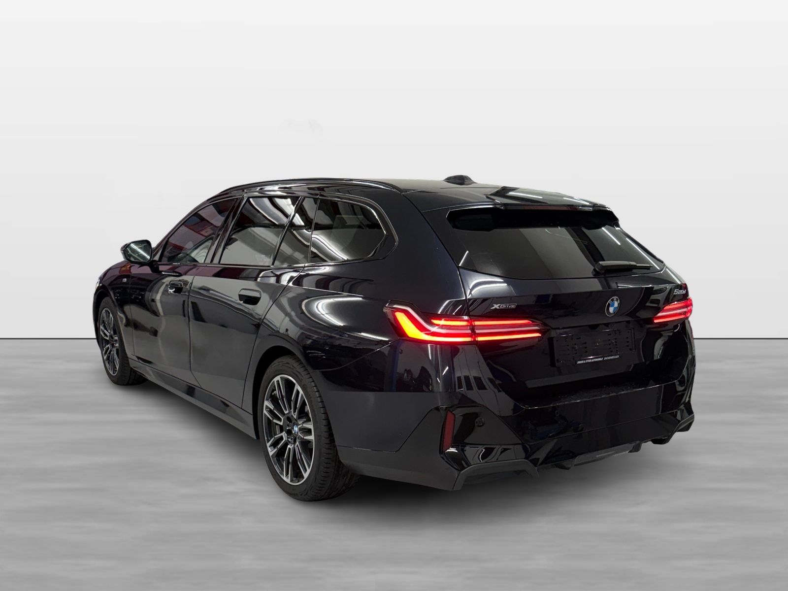 BMW 520d xDrive 48V Touring M Sport Steptronic-image-3