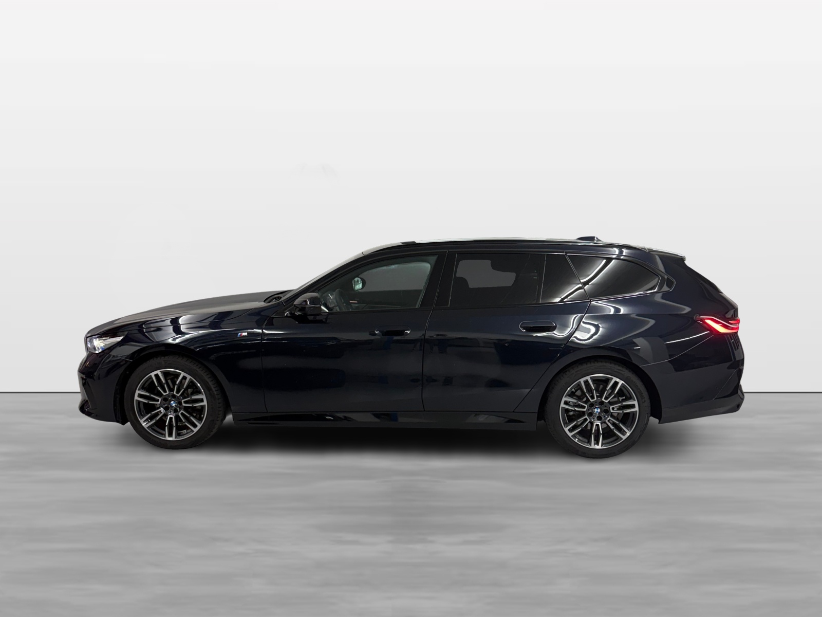 BMW 520d xDrive 48V Touring M Sport Steptronic-image-2