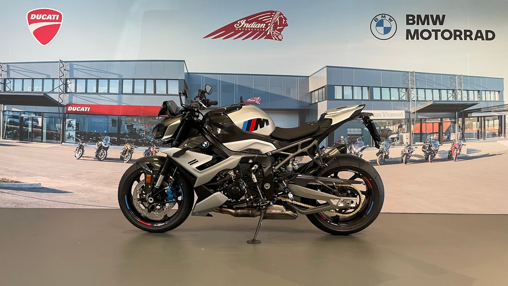 BMW M 1000 R Service inclus 3 ans ou 30'000km / 5 ans de garantie jusqu'au 30.11.2026-showroom-element-3
