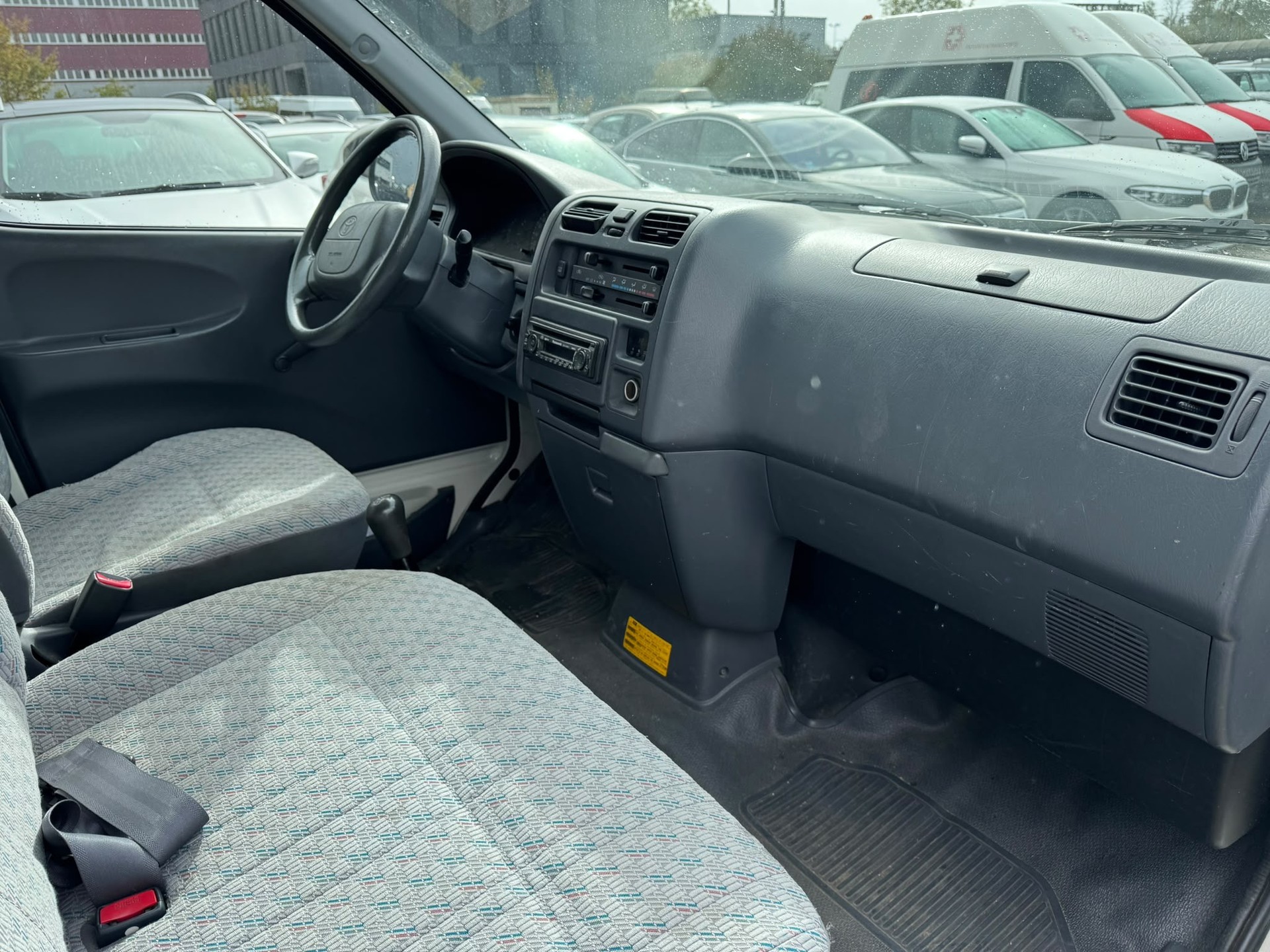 TOYOTA Hiace 2.7 Van-image-13