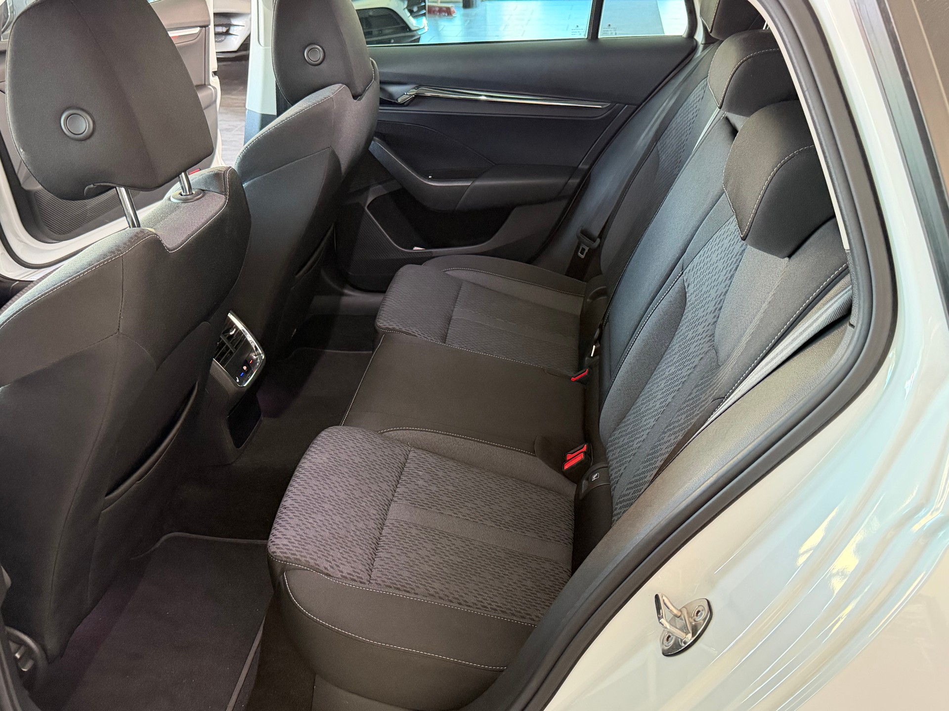 SKODA Octavia Combi 2.0 TDI DSG Style 4x4 / CH Fahrzeug-image-19