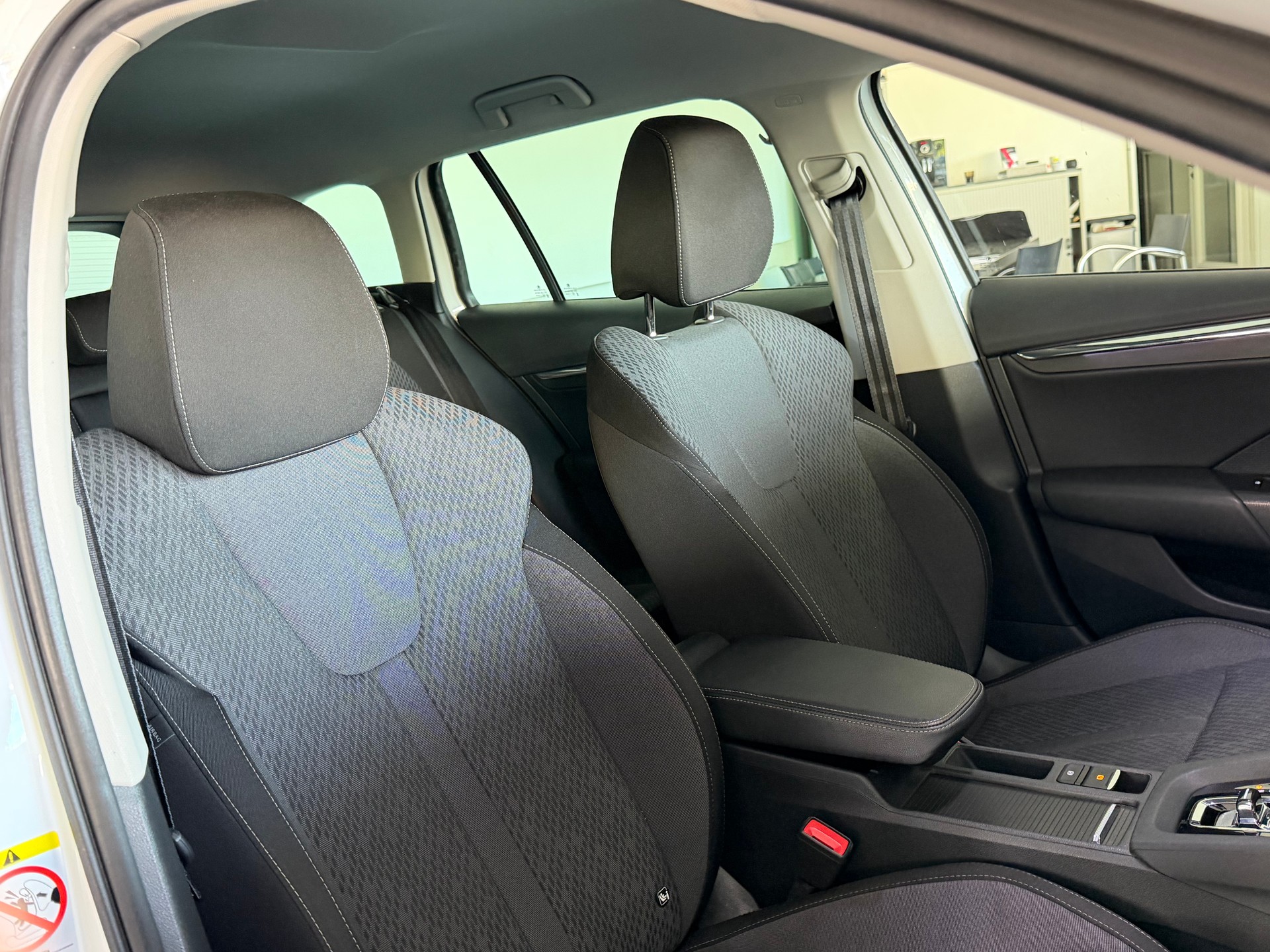 SKODA Octavia Combi 2.0 TDI DSG Style 4x4 / CH Fahrzeug-image-17