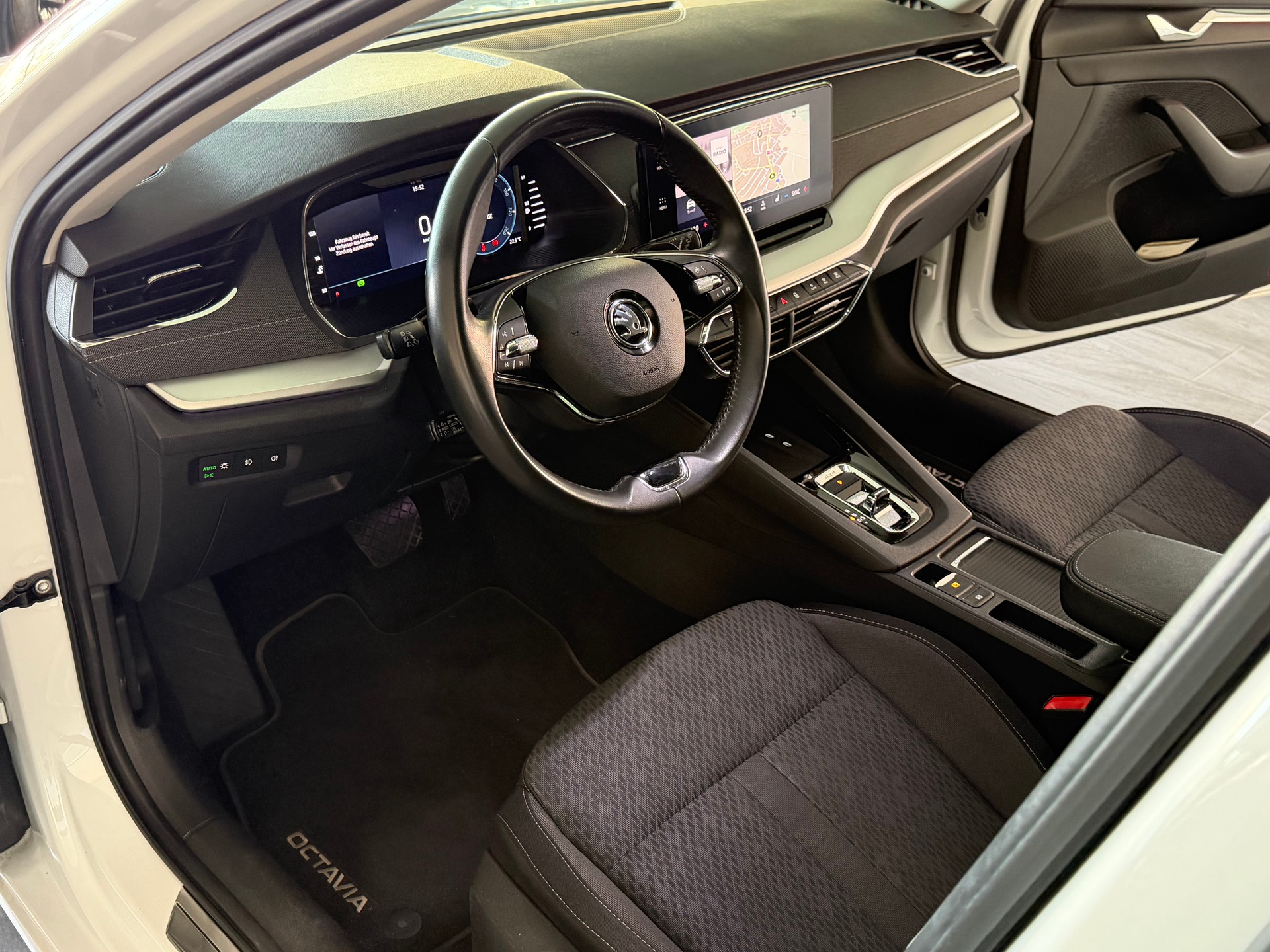 SKODA Octavia Combi 2.0 TDI DSG Style 4x4 / CH Fahrzeug-image-11